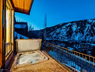 Six Bedroom Luxury Sleeps 14 Guests Close to Downtown Aspen